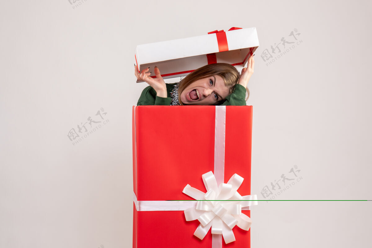 情感年轻的女性躲在白色的礼物盒里礼物年轻女性惊喜