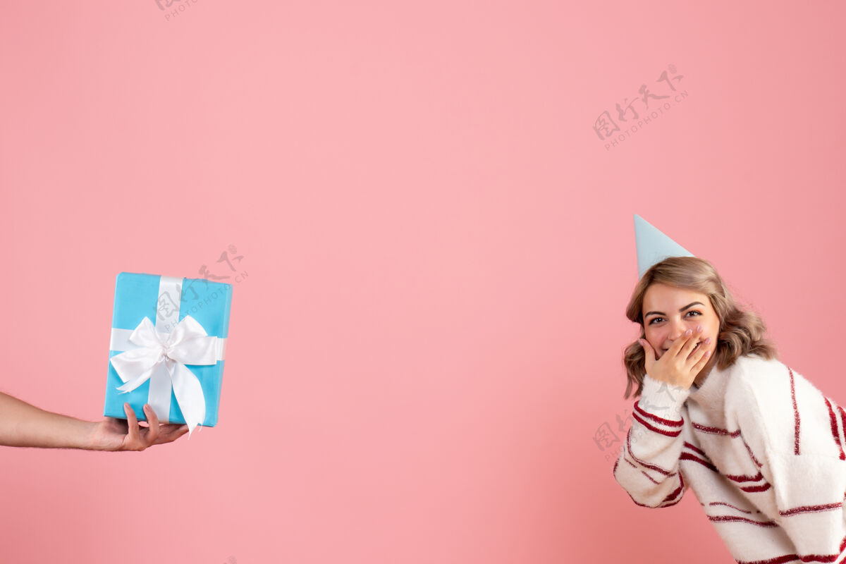 生日年轻的女性接受来自男性的粉红色礼物粉色剪影礼物