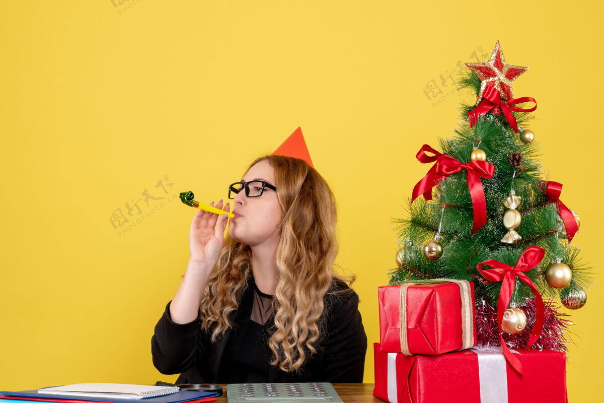女工坐在黄色工作台后面的女工地方圣诞节女人