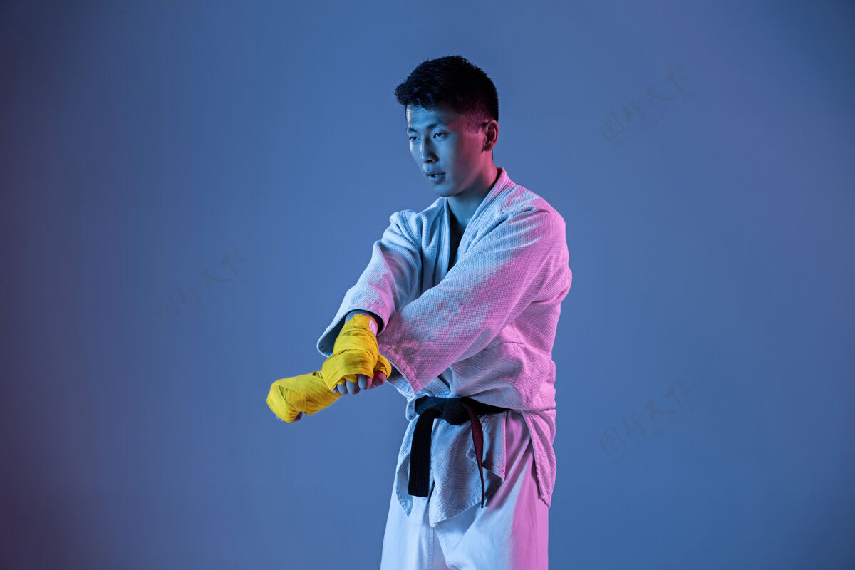 技能自信的韩国人穿着和服练习徒手格斗 武术物理运动动作