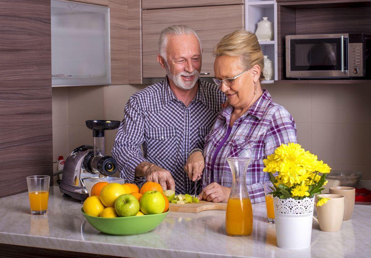 女人美丽的老夫妇在厨房里一起做饭祖母祖父母乐趣