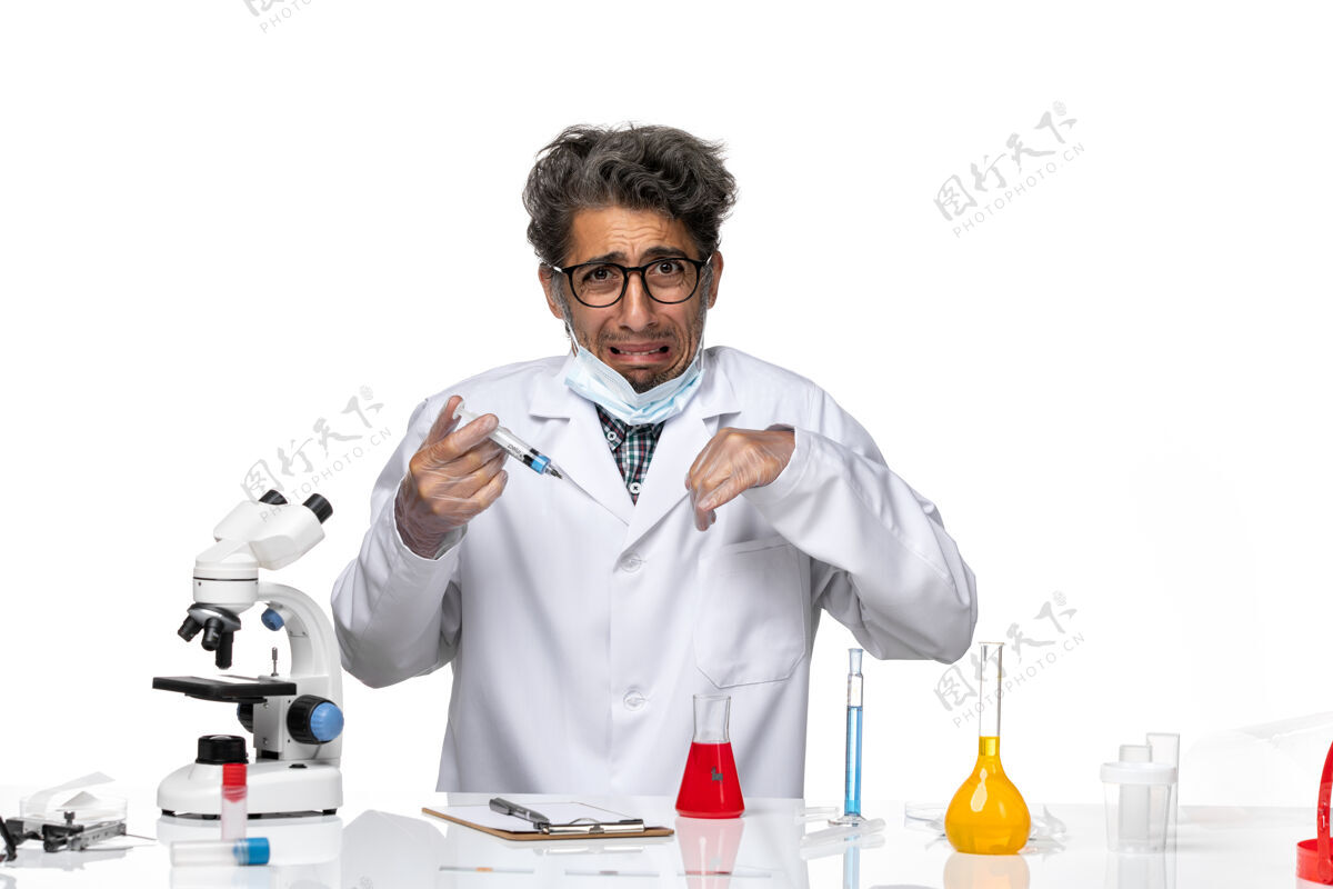 实验室正面图身着白色医疗服的中年科学家在准备注射临床实验室医学