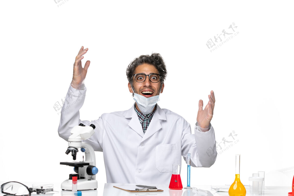 病毒正面图身着特殊套装的中年科学家围坐在桌子旁 拿着解决方案化学实验室医学