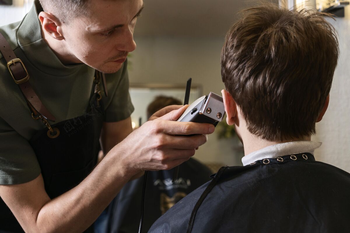 工作剪客户头发的人美发工作发型师