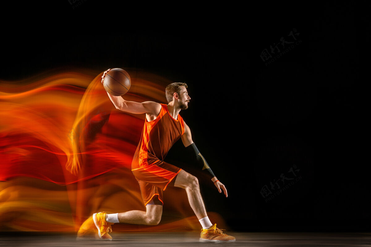 男子彗星年轻的白人篮球运动员的红队在行动运动员身体比赛