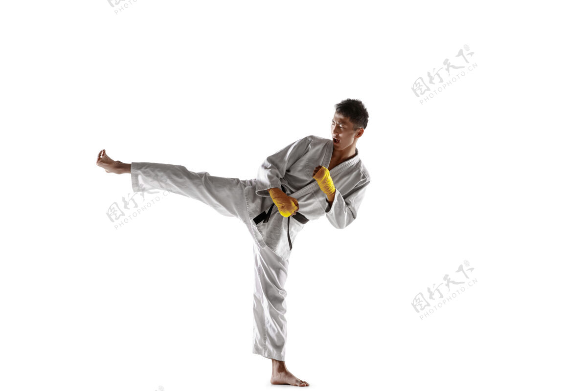 腰带自信的韩国人穿着和服练习徒手格斗 武术健康动作自信