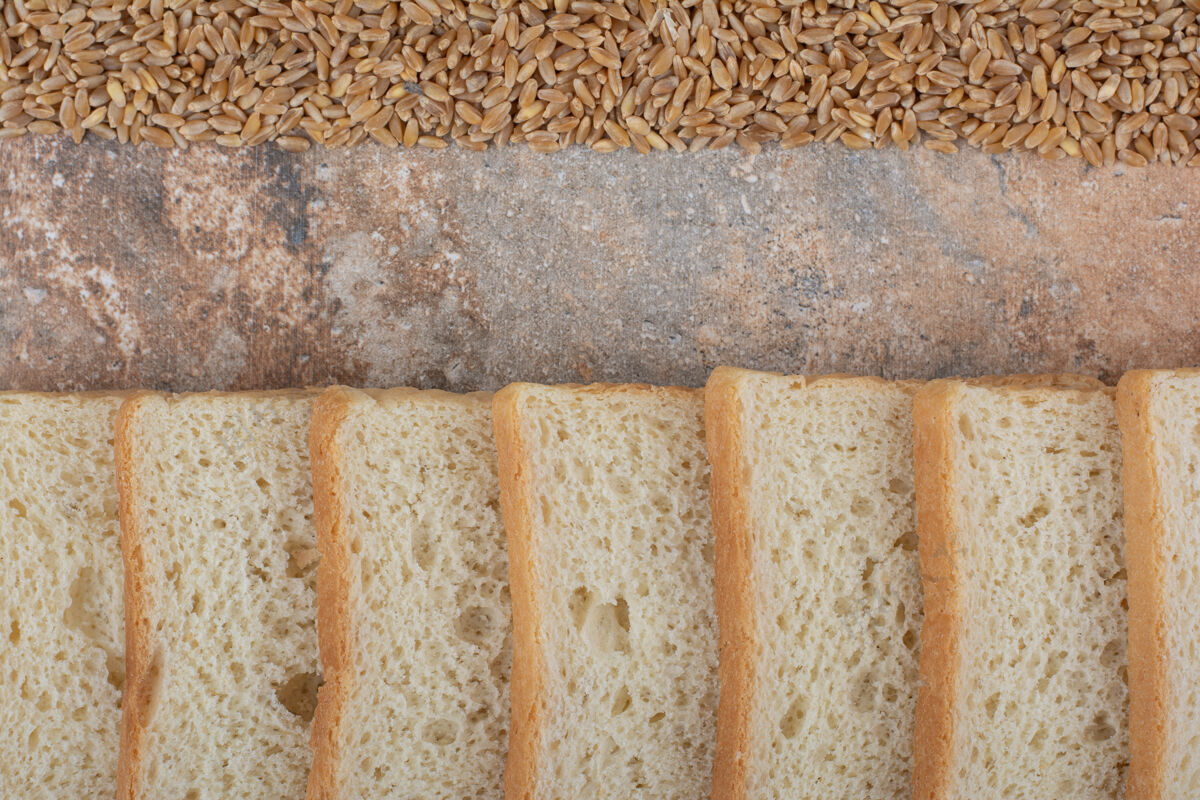 美味大理石背景上的大麦白面包片面包面包房自制