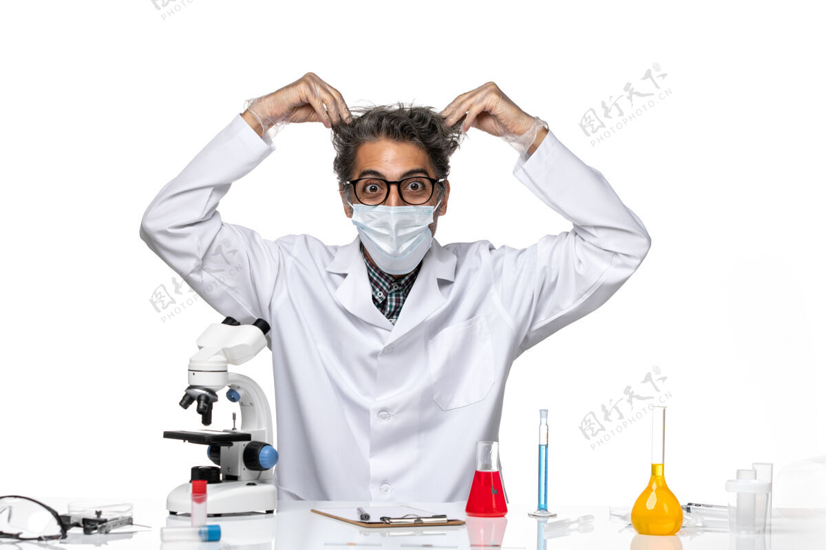 护目镜正面图穿着白色医疗服的中年科学家在扯头发头发专业人