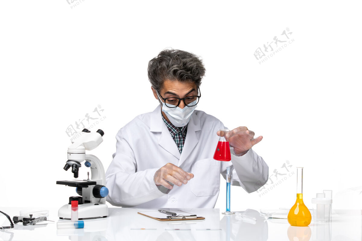 外套正面图中年科学家穿着特制的衣服坐着拿着装有溶液的烧瓶实验室化学临床