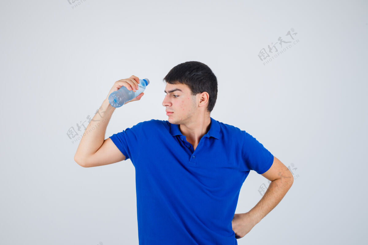 瓶子年轻人手里拿着塑料瓶 手放在腰上 穿着t恤 看上去很自信正面图人男孩塑料