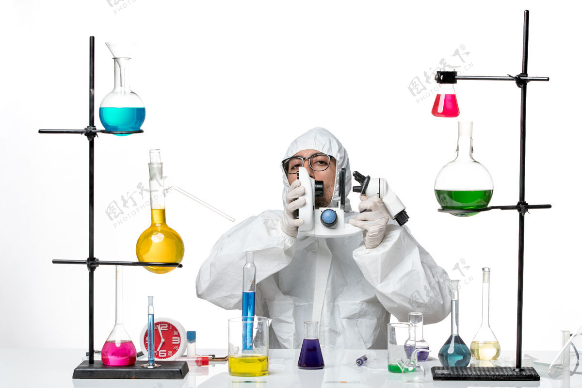 化学正面图穿着特殊防护服手持显微镜的男科学家技术人员实验保护