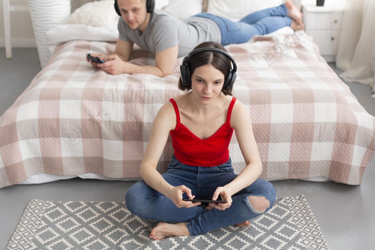 游戏男人和女人玩电子游戏水平娱乐数字