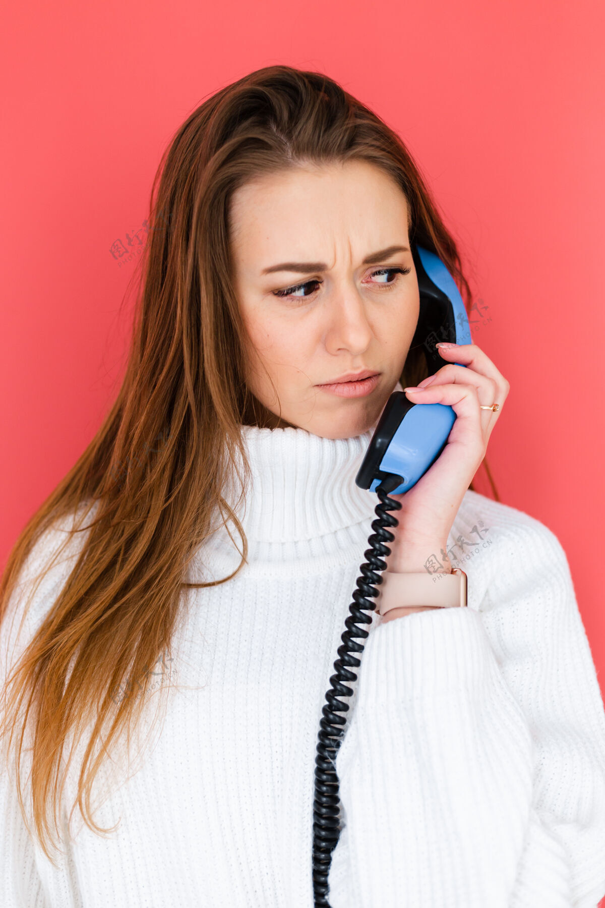 麻烦穿着休闲白毛衣的漂亮欧洲女人拿着固定电话 一脸好奇困惑严肃地交谈着白人压力解雇