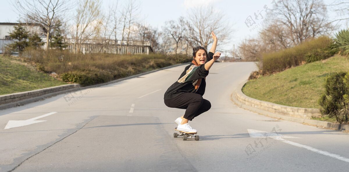 滑板玩滑板的年轻女子溜冰年轻人运动