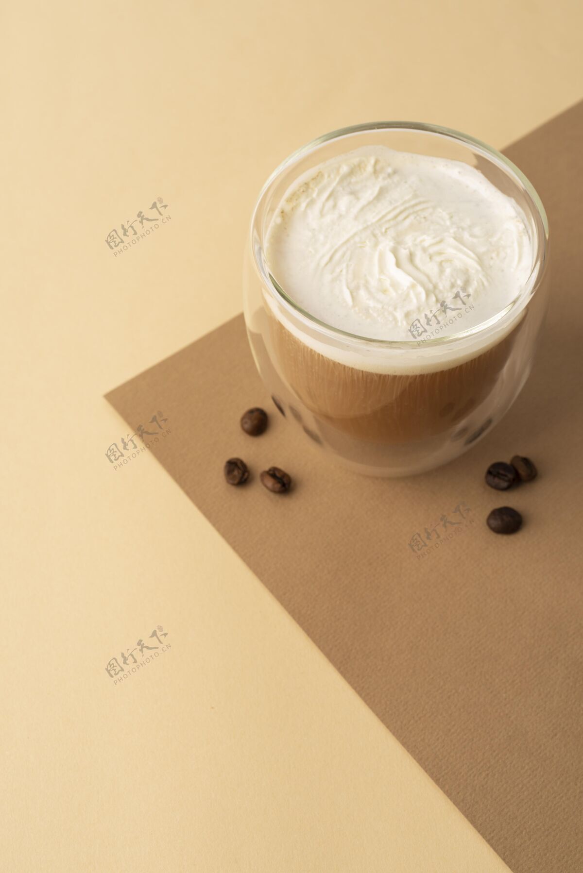 卡布奇诺加了奶油和咖啡的玻璃杯杯子咖啡芳香
