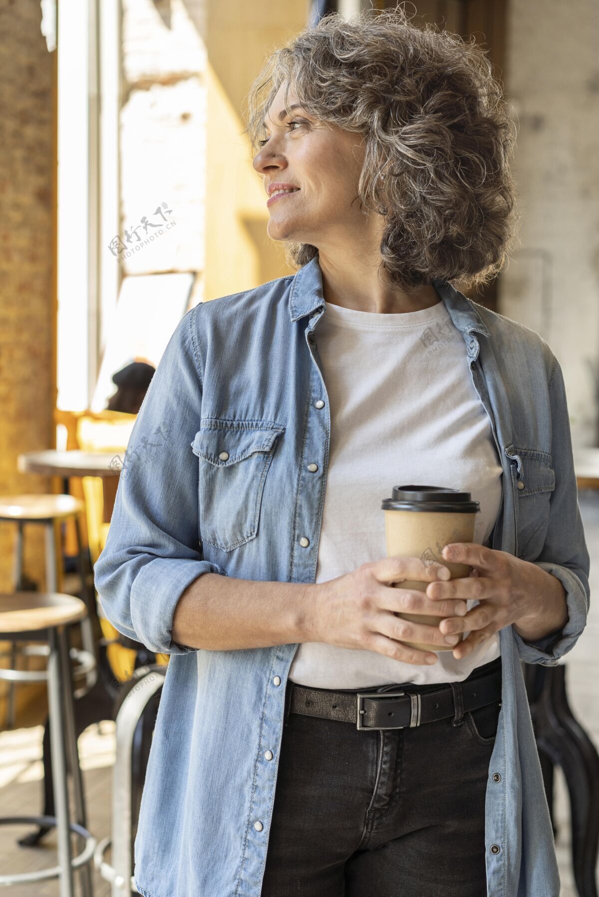 成人一个正在喝咖啡的女人肖像现代女人咖啡杯