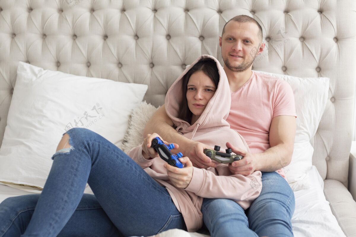 在线老婆和老公在家玩电子游戏控制台玩家水平
