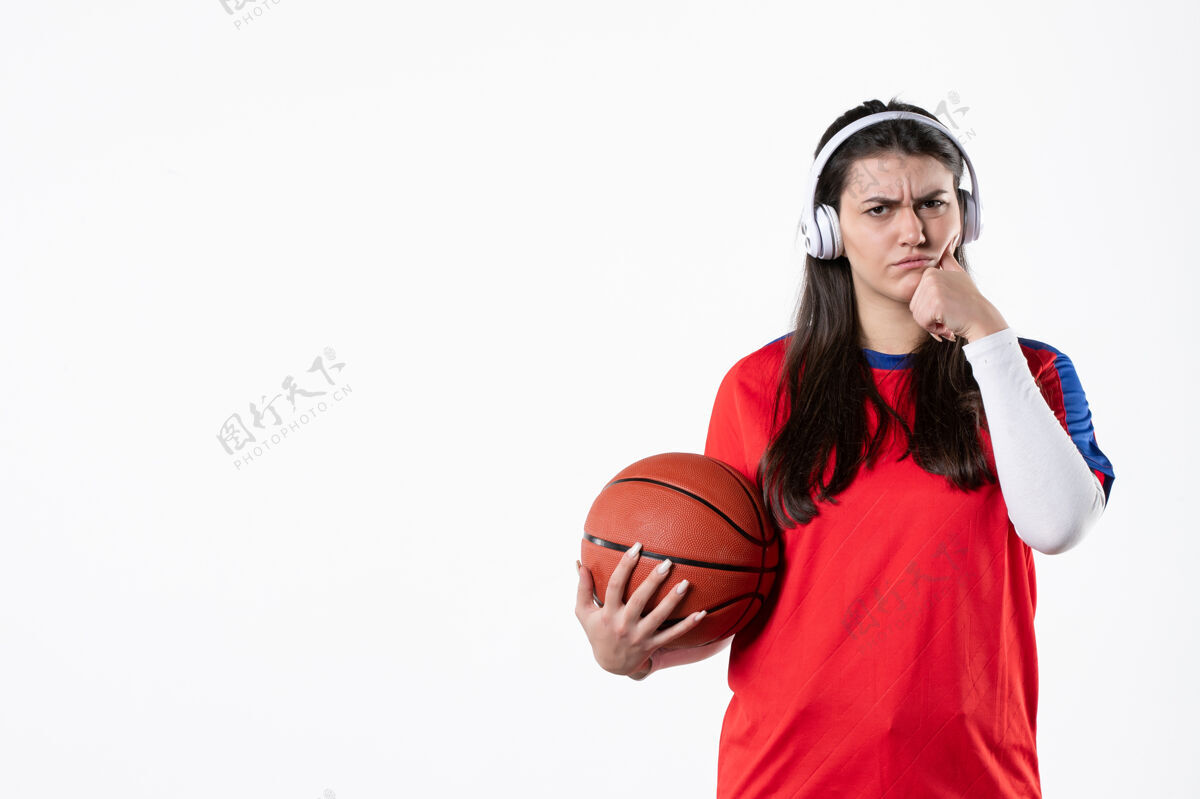 思想正面图身穿运动服的年轻女性 篮球白墙青年体育正面