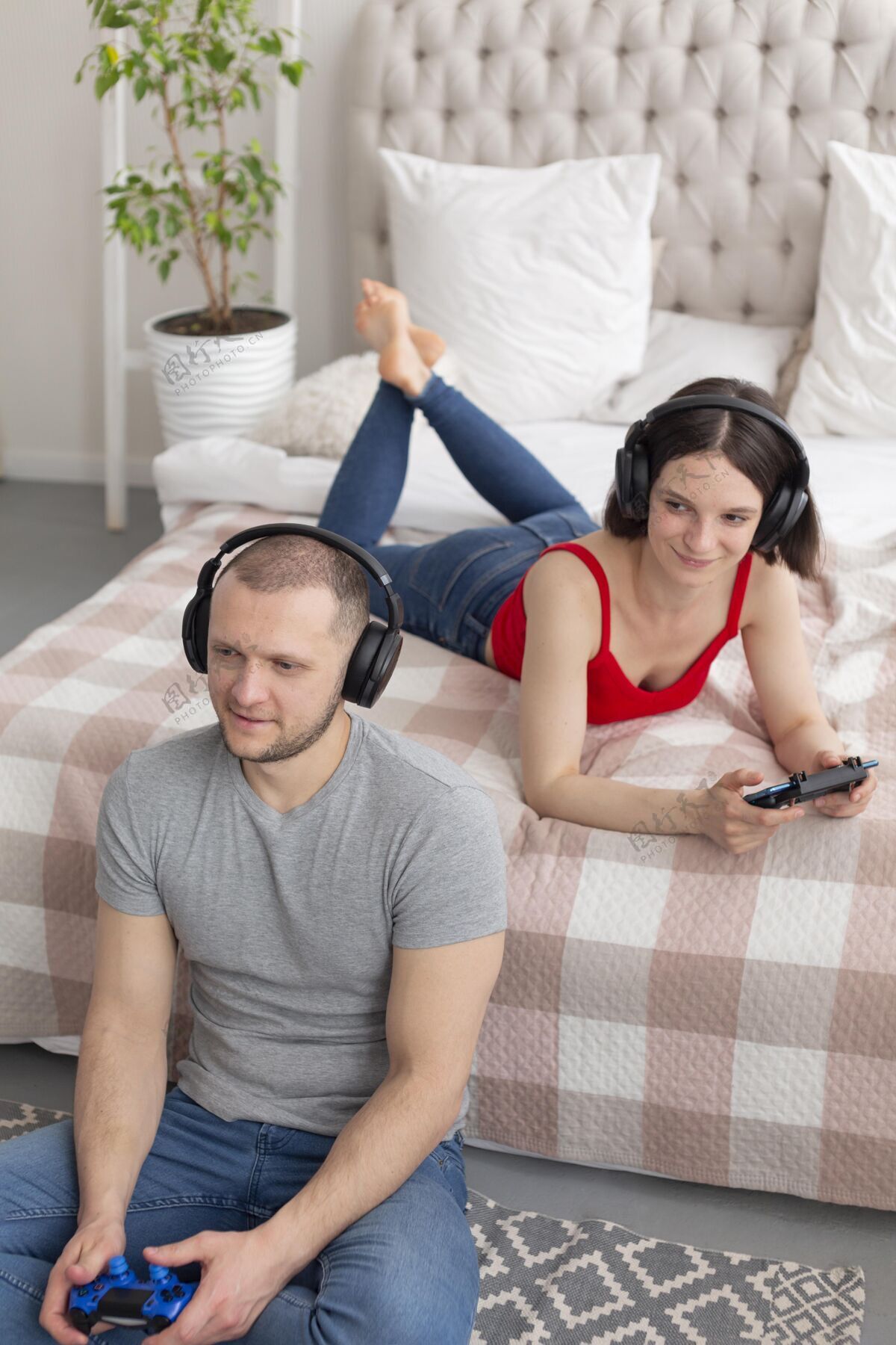 乐趣男人和女人玩电子游戏虚拟玩家视频游戏