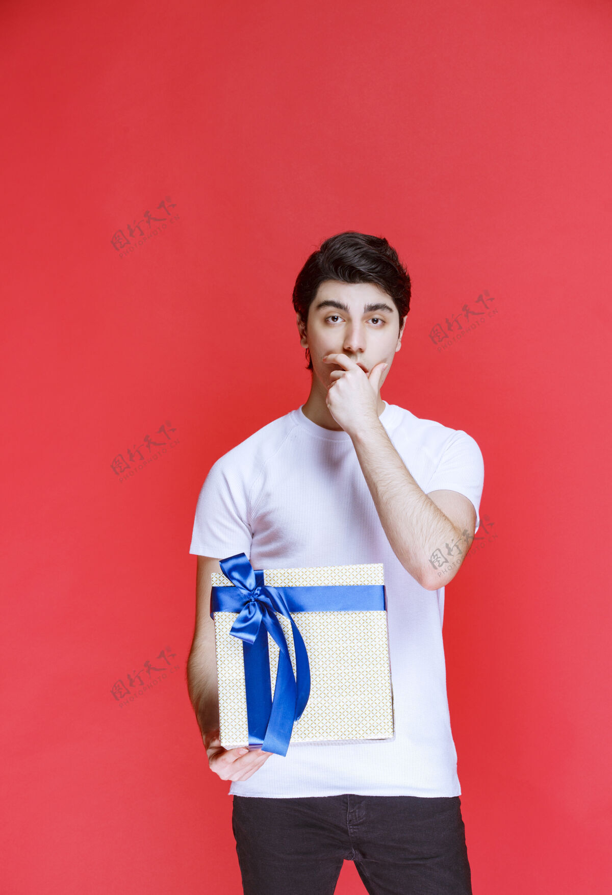 情人节男人收到一个白色的礼盒 看起来很惊讶人意外人类
