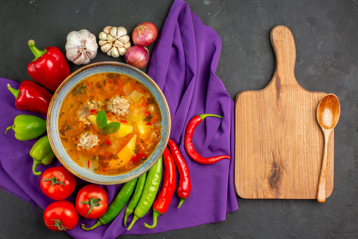 盘子俯瞰美味的肉汤和新鲜蔬菜在黑暗的桌子上照片食物颜色的菜午餐黑食物