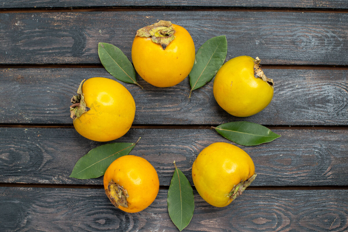 柑橘顶视图新鲜的柿子放在木质质朴的地板上 果实醇厚成熟健康成熟顶级