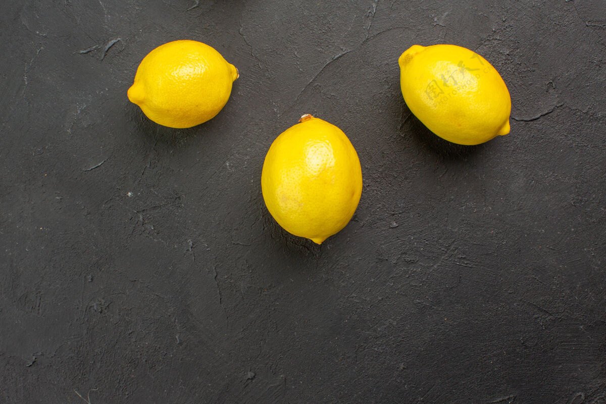 成熟顶视图新鲜柠檬衬在深色的桌子上柑橘黄色的水果莱姆复制空间背景柑橘