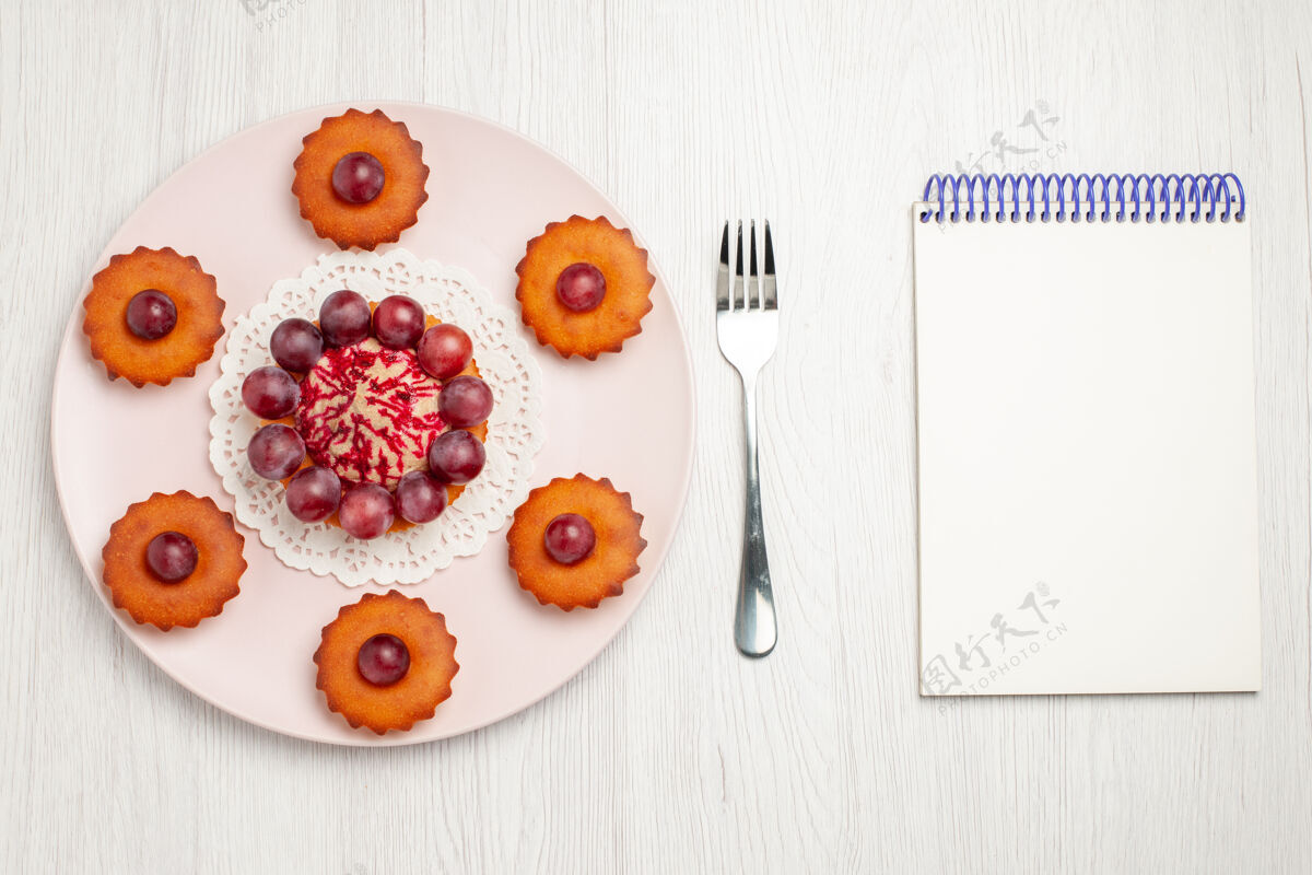 派俯瞰美味的蛋糕和葡萄在一张白色的桌子上饼干甜点馅饼食品装饰品顶部