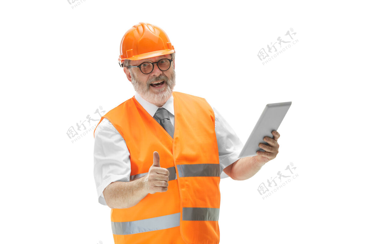 专家建筑工人穿着建筑背心 戴着橙色头盔 白色背景上有石碑工人工程计划