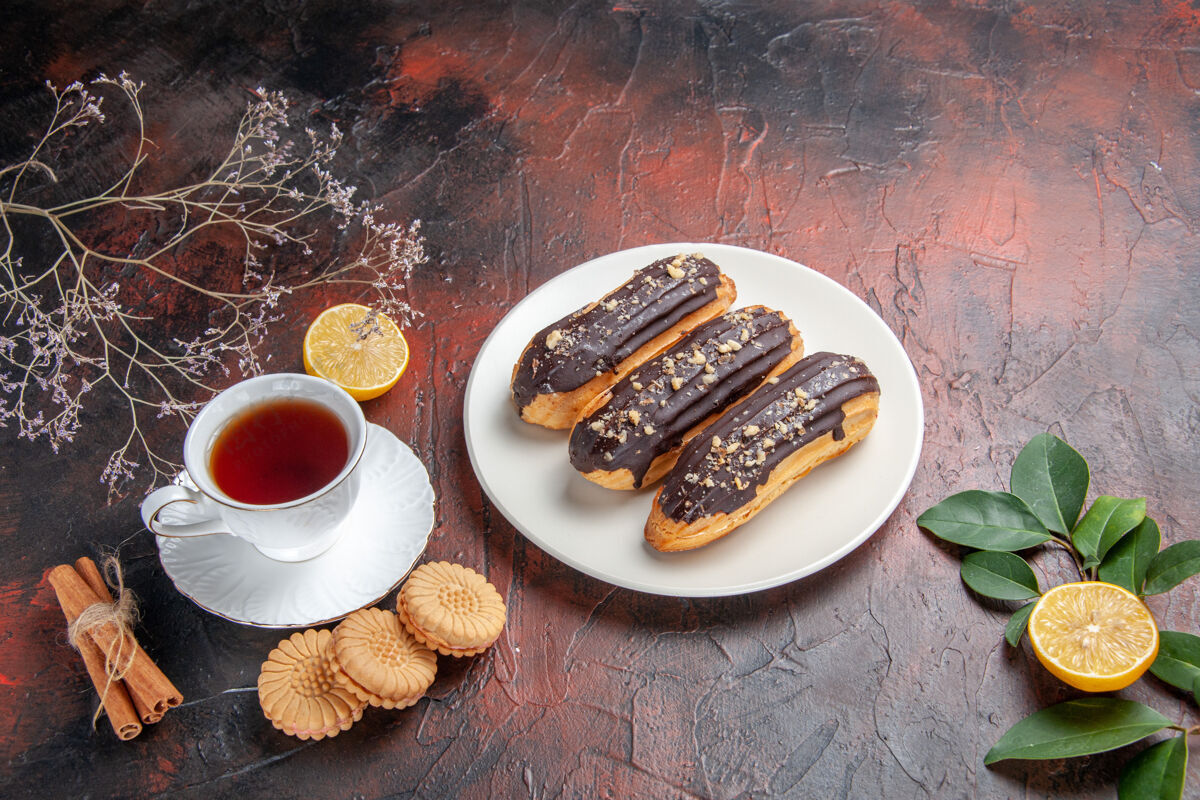食物俯瞰一杯茶 配上饼干和冰糕 放在深色的桌子上 甜甜的糖茶饼干热的餐厅杯子