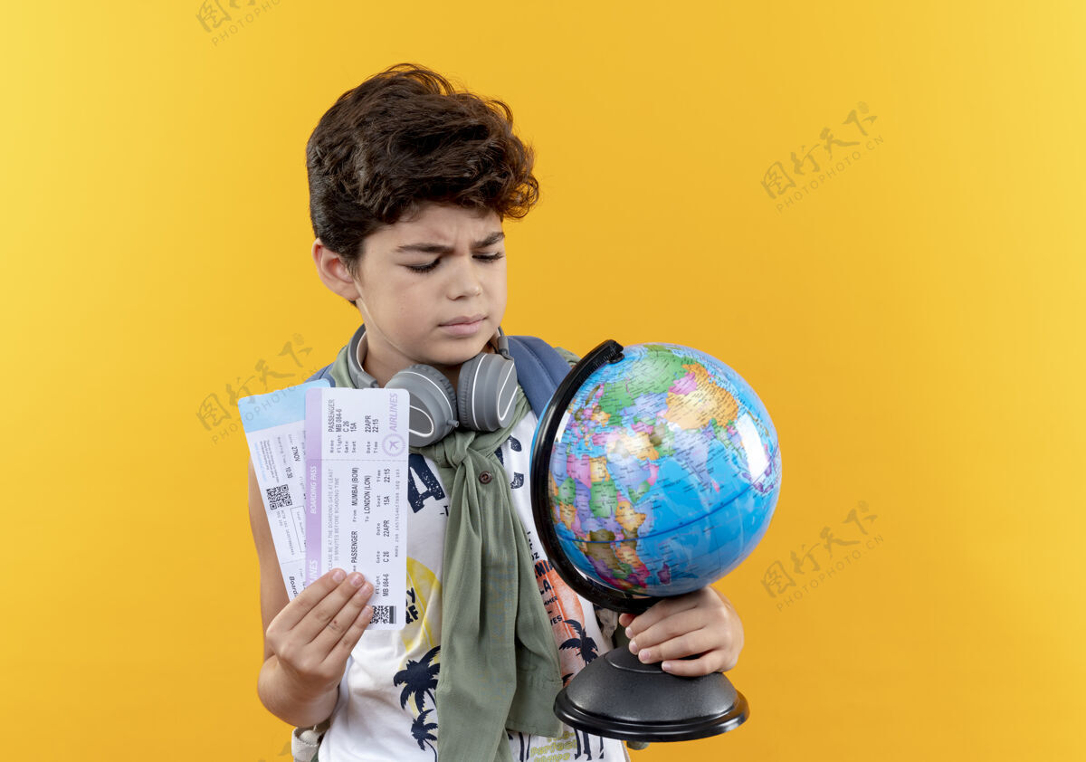 男孩想着那个背着书包 戴着耳机 手里拿着票 手里拿着黄色的地球仪的小男孩学校黄色背