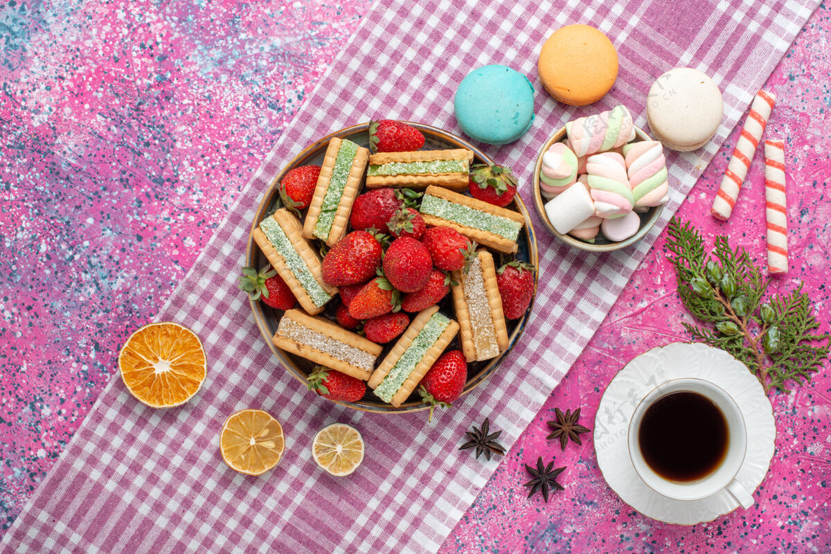 早餐美味的华夫饼干的顶视图 新鲜的红色草莓和粉红色表面的茶营养素美味茶
