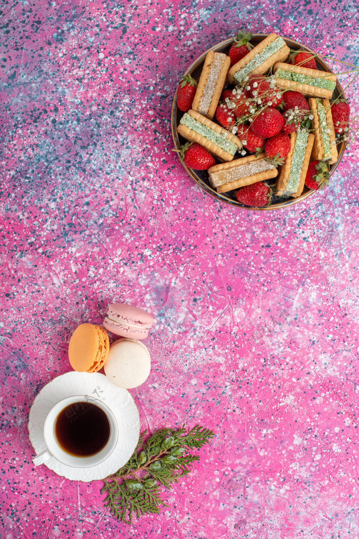 饼干美味的华夫饼干的顶视图 新鲜的红色草莓和粉红色表面的茶糖果食物美味