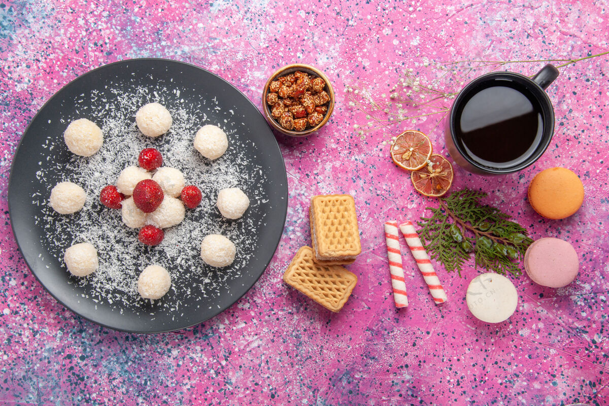 饼干美味的椰子糖甜球与法国马卡龙在浅粉色表面俯瞰法国健康食物