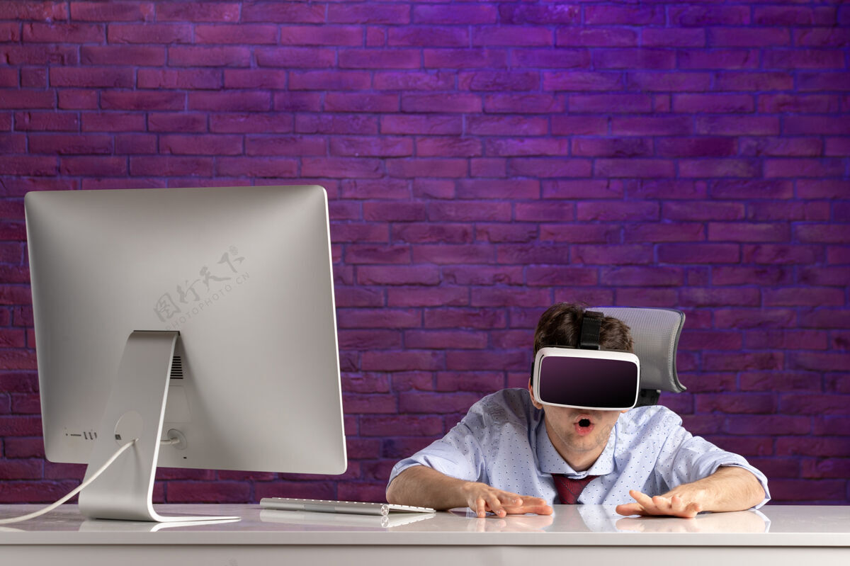 办公室前台办公人员在办公桌后面玩虚拟现实紫色专业虚拟现实