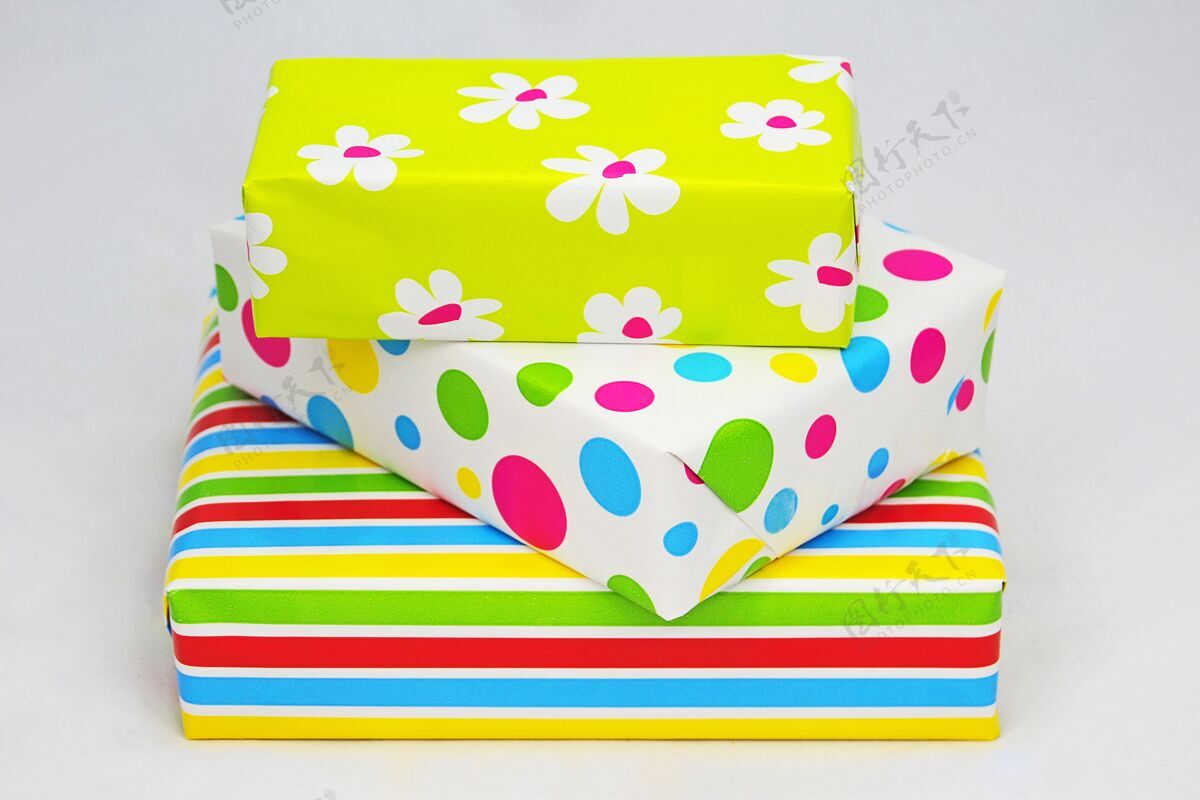 盒子特写镜头包装彩色礼品盒上的白色表面节日配件蝴蝶结