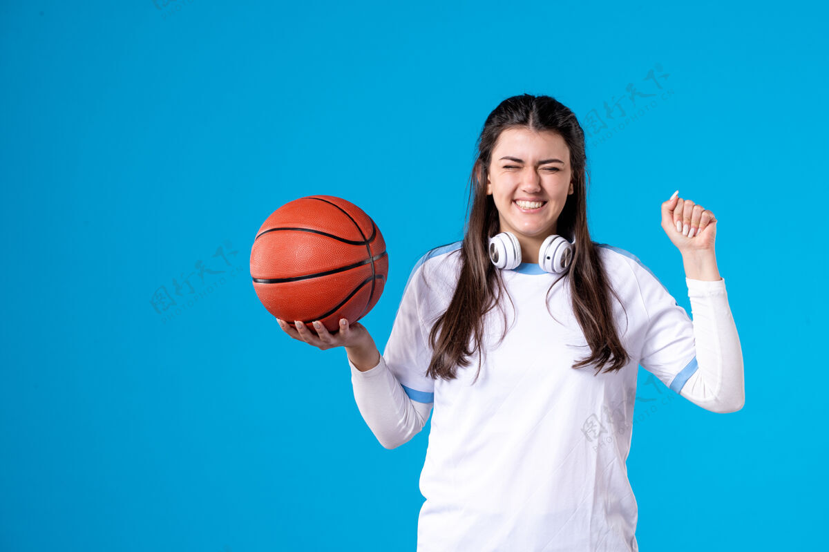 青少年前视快乐的年轻女子篮球篮球男比赛