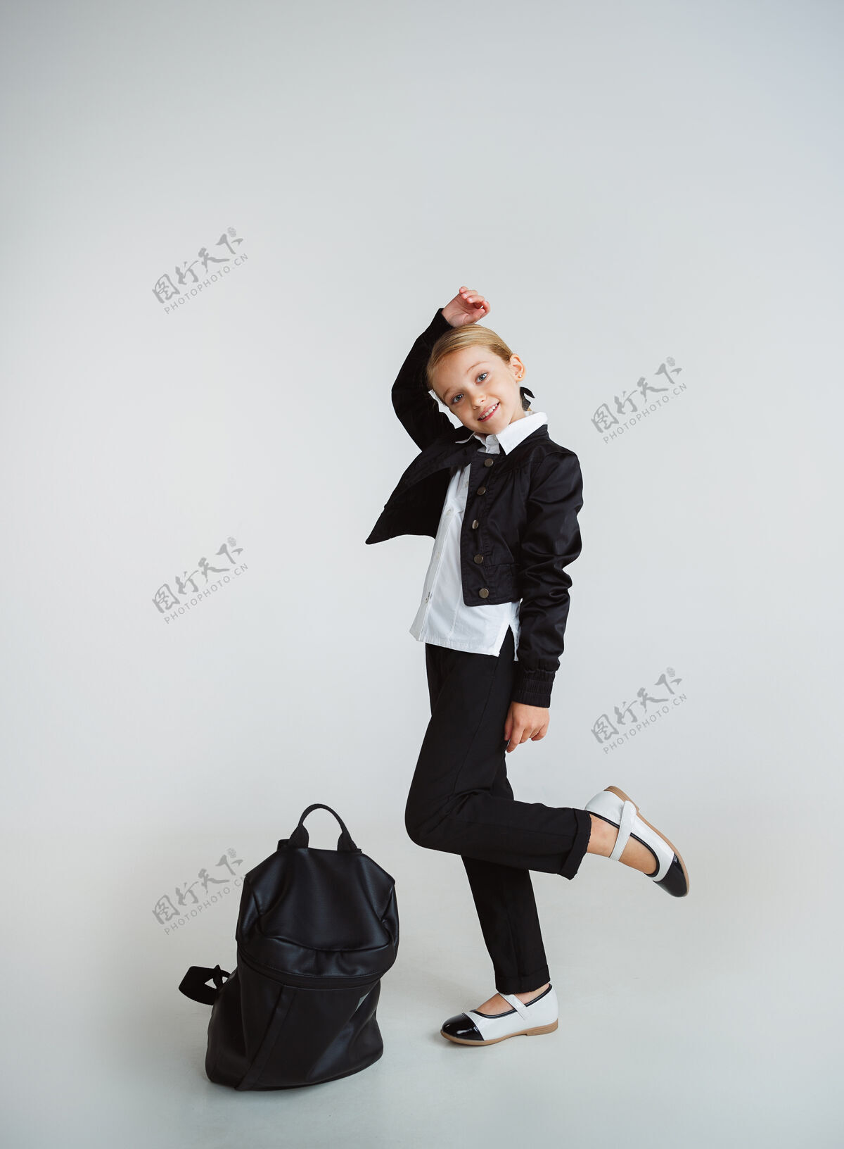 模特穿着校服 背着白底背包的白人小女模背包人学校