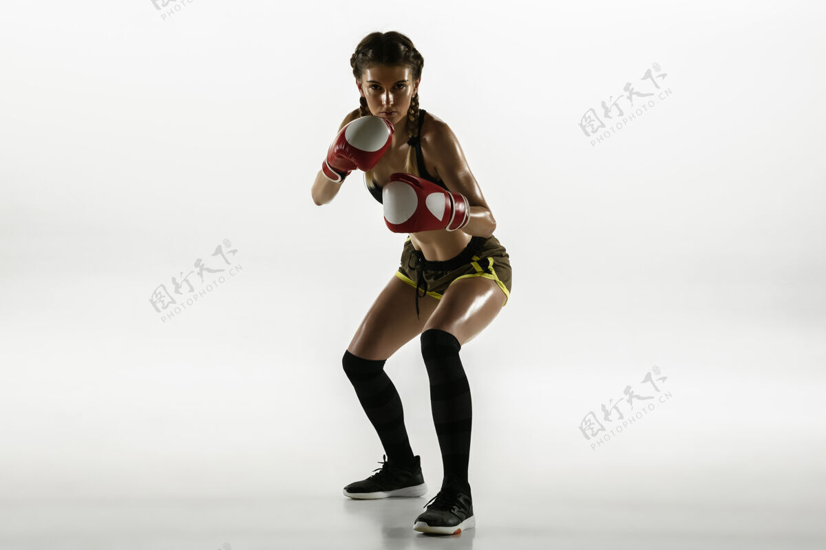 瘦适合白人女子在运动装拳击孤立的白色背景战斗健康拳击