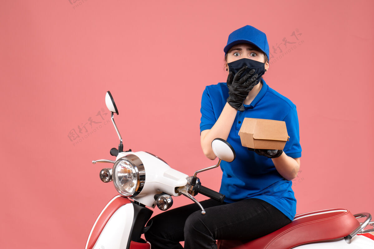 流行病正面图：戴着面具的女快递员 粉红色的小食品包装车辆摩托车摩托车