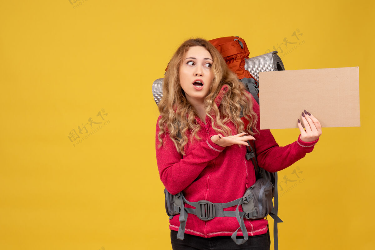 人年轻震惊的旅行女孩正在收集她的行李 显示出自由的写作空间行李空间成人