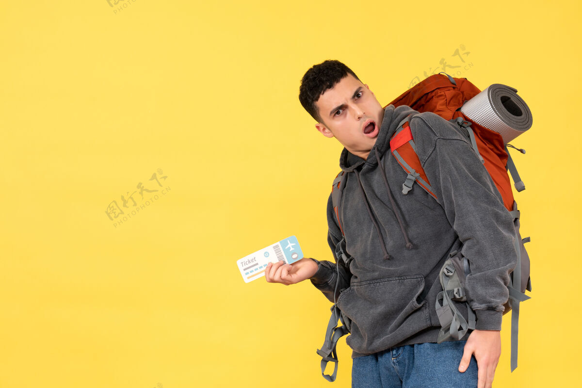 自信正面图惊讶的旅行者拿着红色背包拿着票漂亮肖像职业