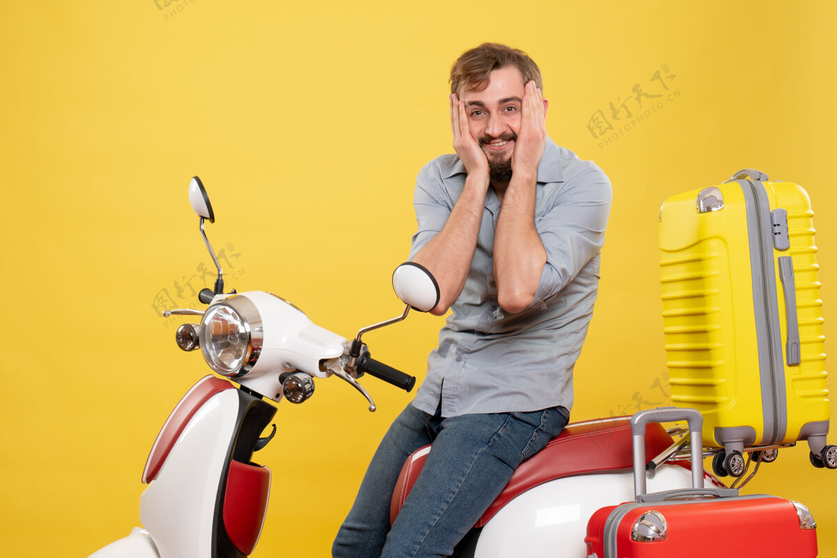 摩托车旅游概念与年轻疲惫的情感胡须男子坐在摩托车上它的黄色摩托车成人汽车