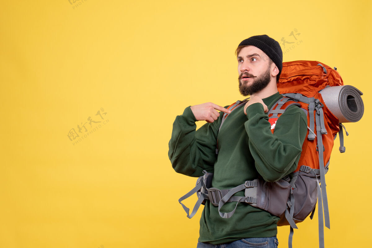 上衣旅行概念的顶视图 不确定的年轻人背着背包指着自己旅行指点职业