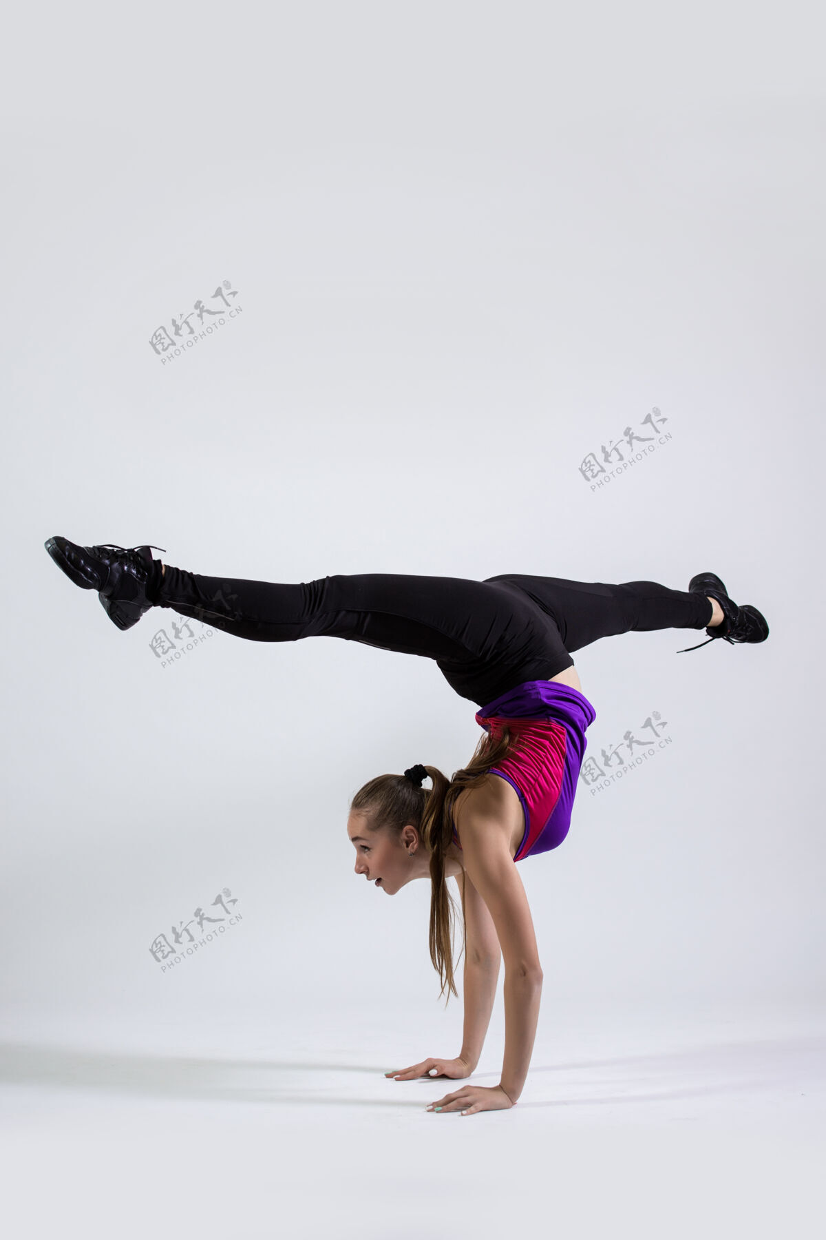 健身全身肖像女运动员伸展腿 而热身隔离在白色背景上活跃专注锻炼