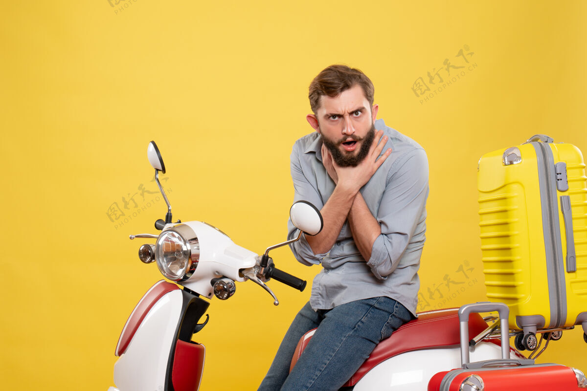 年轻人旅游概念的正面图 疲惫的年轻人坐在摩托车上 背着手提箱 在黄色的地板上窒息而死车人他自己