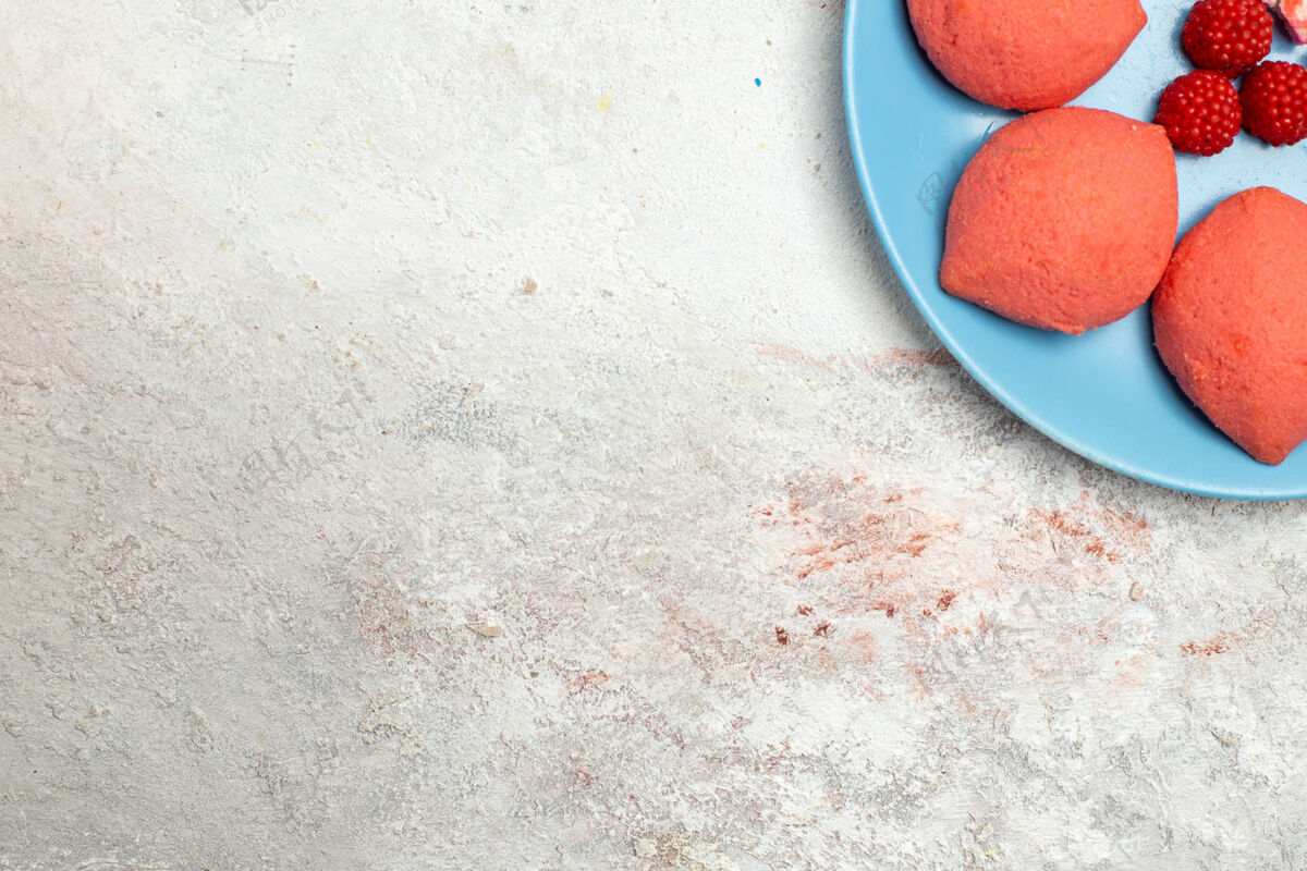 饼干顶视图粉红色姜饼在盘子里放在白色地板上蛋糕饼干甜饼甜饼甜饼饼干地板年龄视图