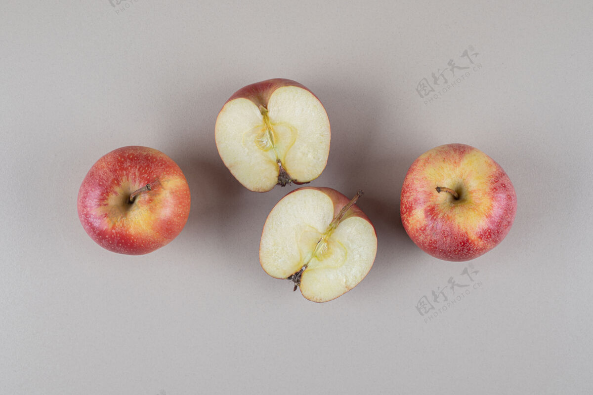 美味整个苹果和切成片的苹果陈列在大理石上整体风味切片