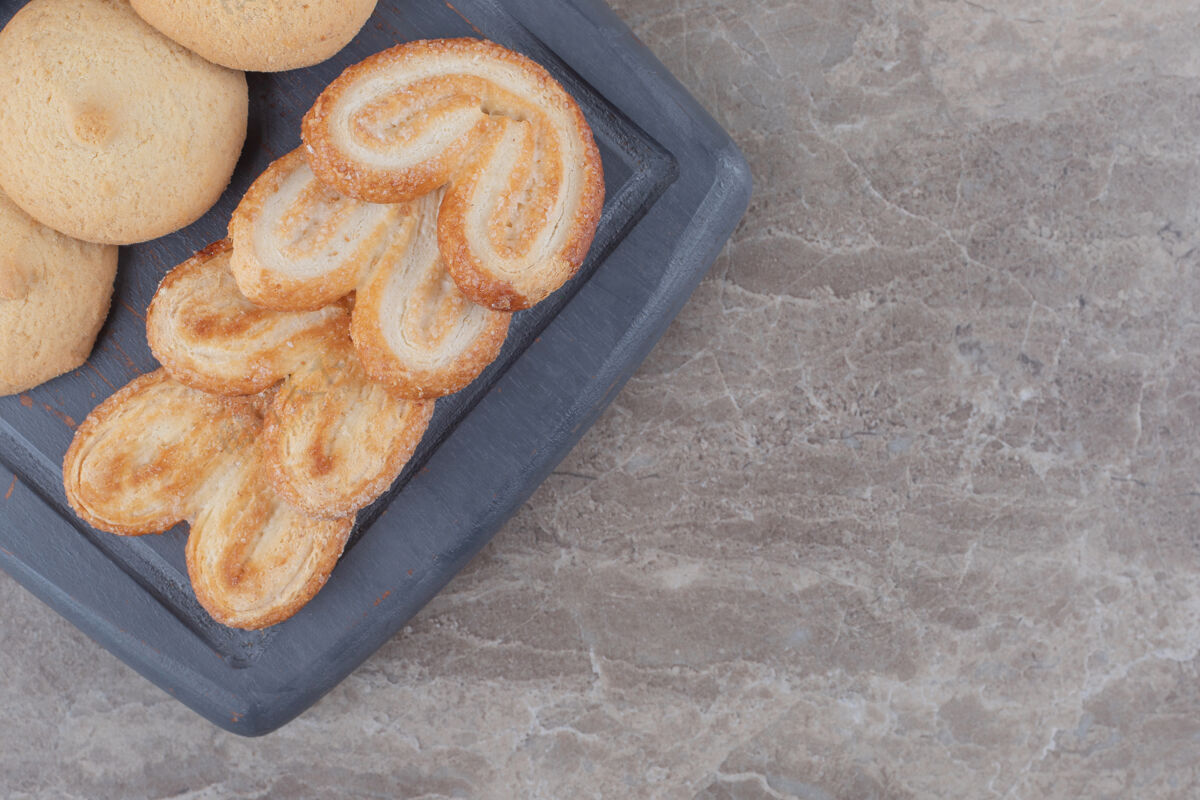 美味一捆饼干放在大理石板上甜点品种口感