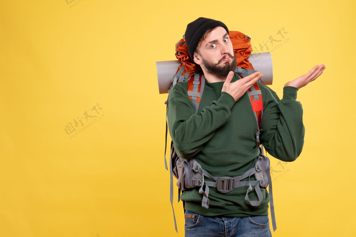 西装旅行概念的顶视图 带着背包的年轻人职业帅哥年轻人